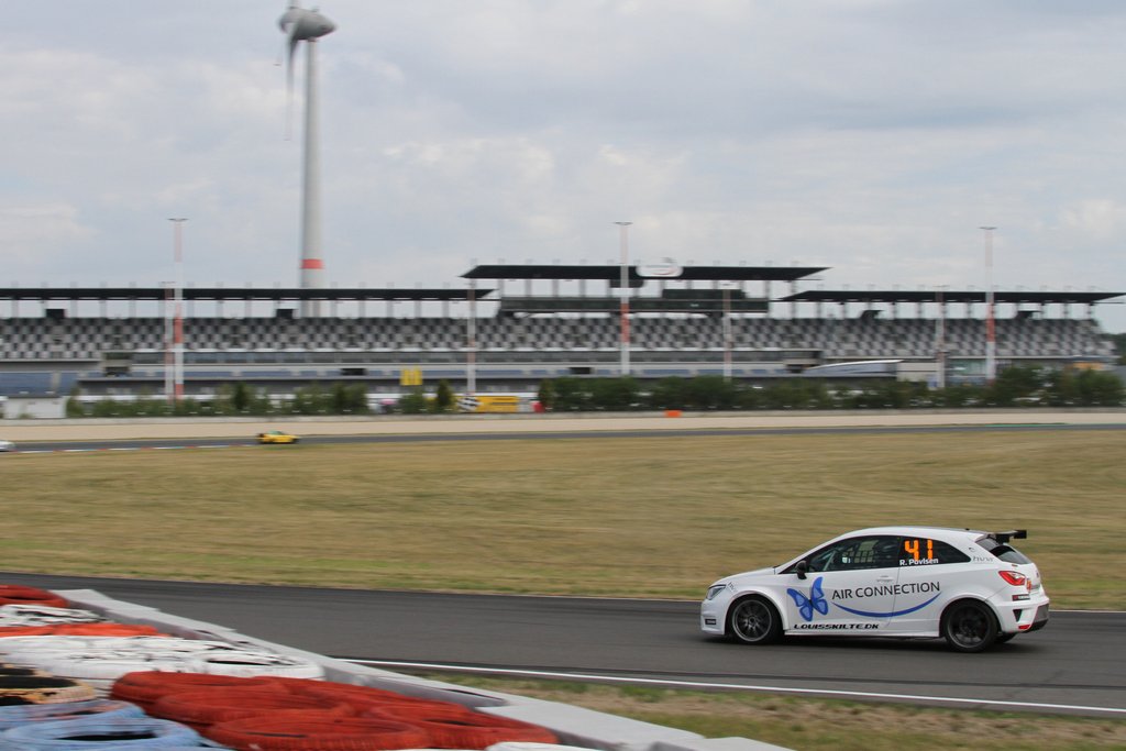 Rene Junker Povlsen havde aldrig kørt på Lausitzring før, og alligevel sikrede han sig to andenpladser, og en generobring af mesterskabsføringen - ganske flot
(Foto: Keld Dohm)